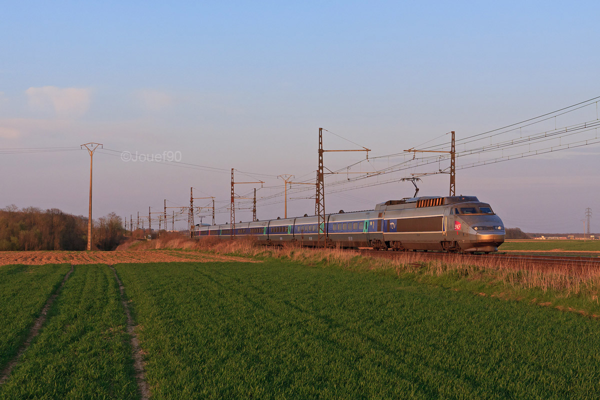 Détourné par la ligne classique Paris - Le Mans, le 5231 est vu du côté de Gazeran alors que le soleil offre ses derniers rayons. Le train est assuré ce jour là par la rame 87 blasonnée "Montchanin".