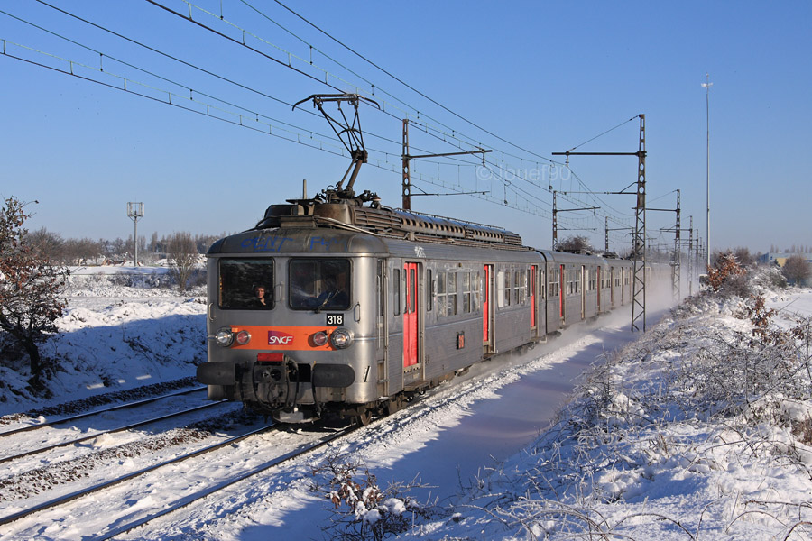 Deux Z 5300 traversent un paysage enneigé alors qu'elles assurent un train reliant la gare de Paris-Montparnasse à celle de Rambouillet.