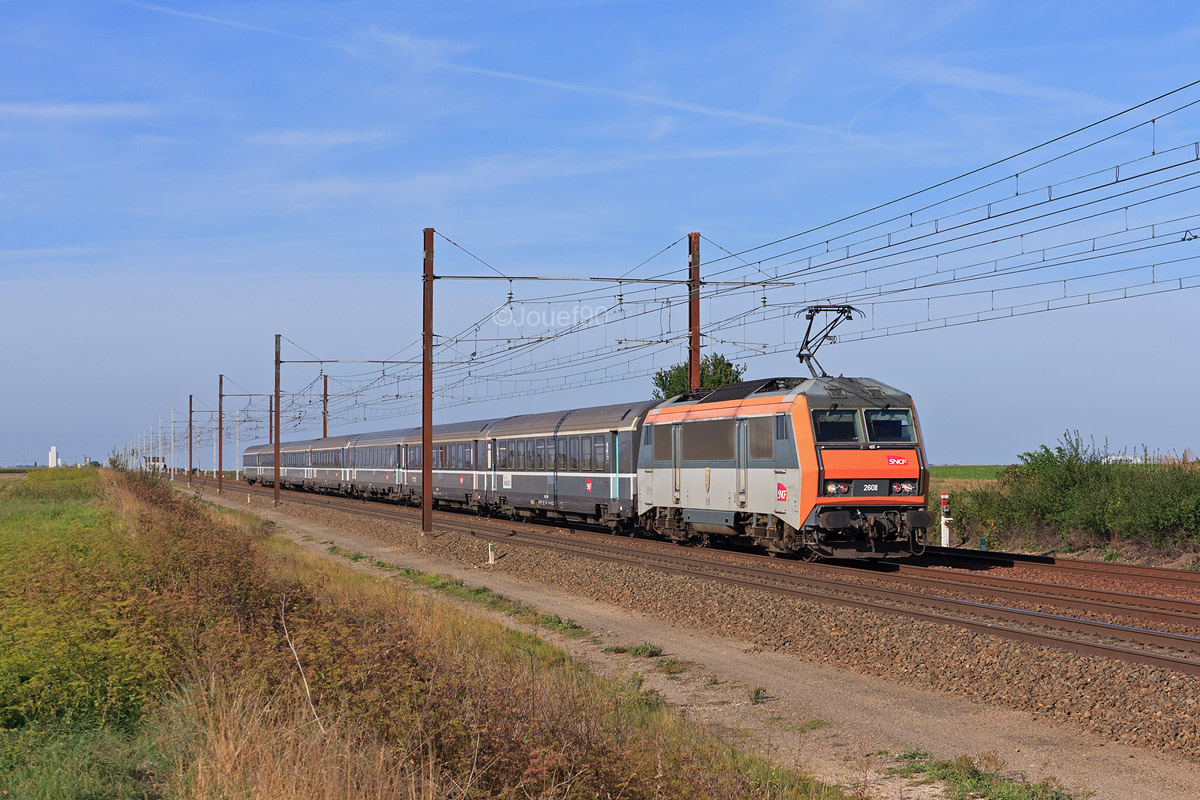 La BB 26011, qui vient d'entrer aux ateliers d'Oullins pour son OPération Mi-Vie (OPMV) est vue en septembre 2010 sur ce train pour Bourges.