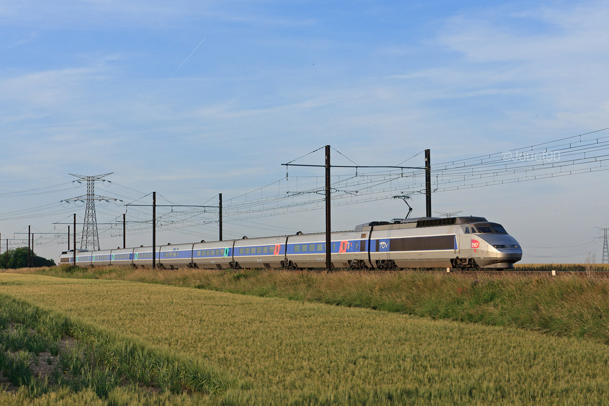 C'est sous les rayons du soir que la rame TGV SE n°17 est vue alors qu'elle se dirige vers Orléans.