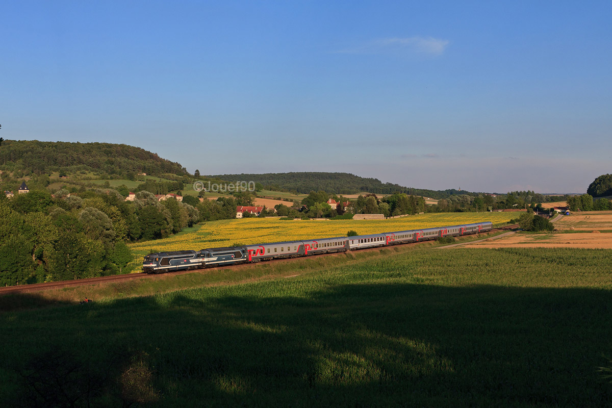 Détourné pour cause de travaux sur la ligne 1, le train Russe Moscou - Paris est vu dans le célèbre site de Braux-le-Châtel avec deux BB 67400 de Strasbourg en tête.