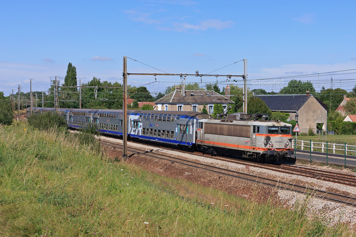 La BB 8620, seule BB 8500 en livrée béton appartenant au dépôt de Montrouge, est vue tractant une rame VO2N entre Paris et Chartres.
