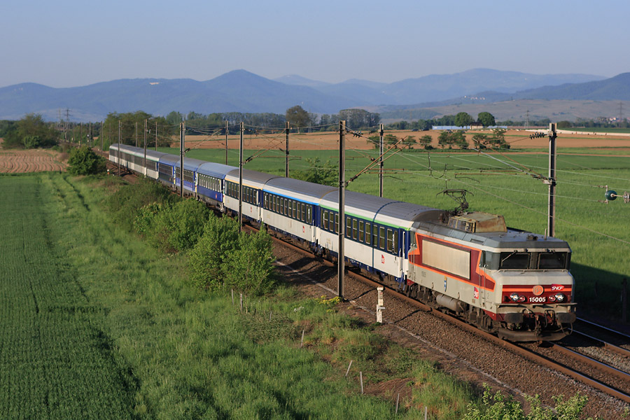 Premier rayons de soleil sur le Corail Lun&eacute;a 4395 Nice-Strasbourg.
