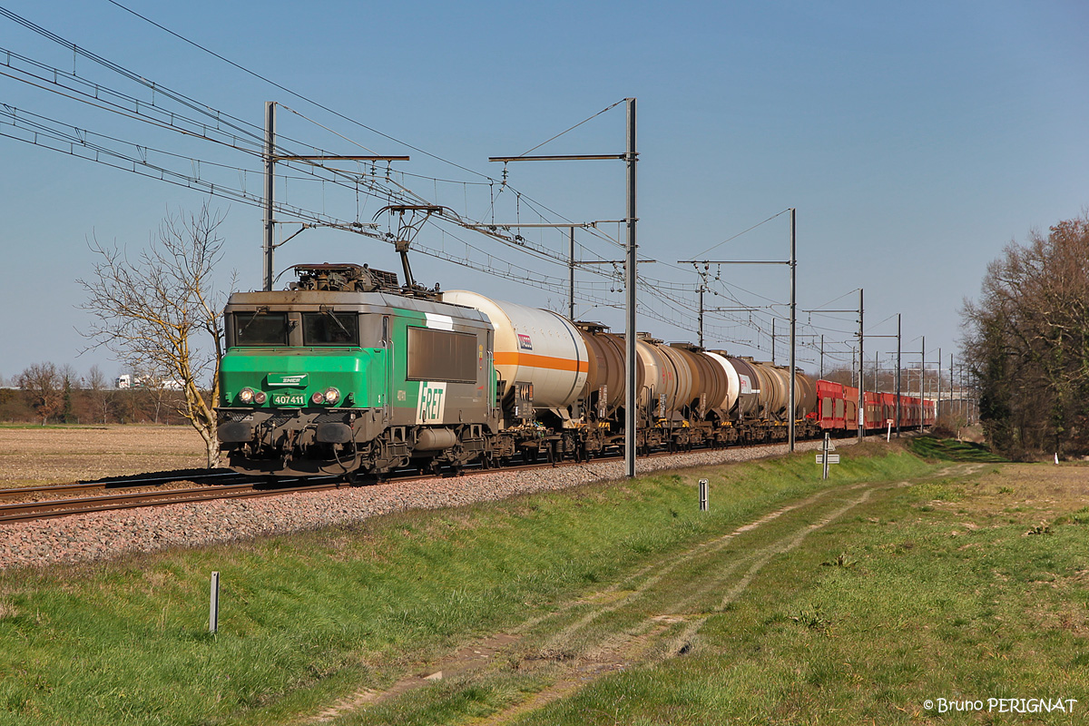 La BB 7411 est en tête d'un long train de diffus reliant Sibelin-Triage à Hendaye.
