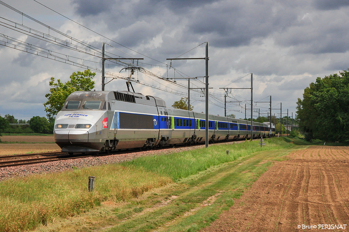 Une rame de TGV Atlantique reliant la ville rose à la capitale est vue à Castelsarrasin (82).