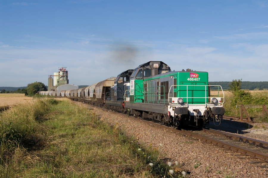 Arriv&eacute;e au silo d'Arzembouy d'un train en provenance de Nevers.
