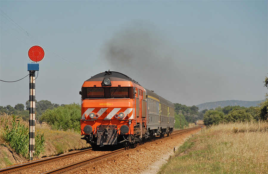 Vu du train Lisboa - Beja &agrave; la sortie de la gare de Casa-Branca. C'est une S&eacute;rie 1900, avec ici la 1940 qui est &agrave; la traction.