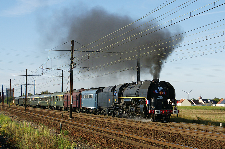 141 R 840 quittant la gare de Toury en direction de Paris.