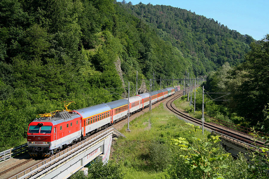 Pr&egrave;s du tunnel Adamov, l'EC 273 "Jaroslav Ha&scaron;ek" Praha Hole&scaron;ovice - Budapest Keleti pu.
