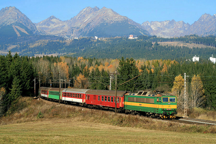 Train de voyageurs Liptovsk&yacute; Mikul&aacute;&scaron; - Ko&scaron;ice entre &Scaron;trba et &Scaron;trba zast&aacute;vka.