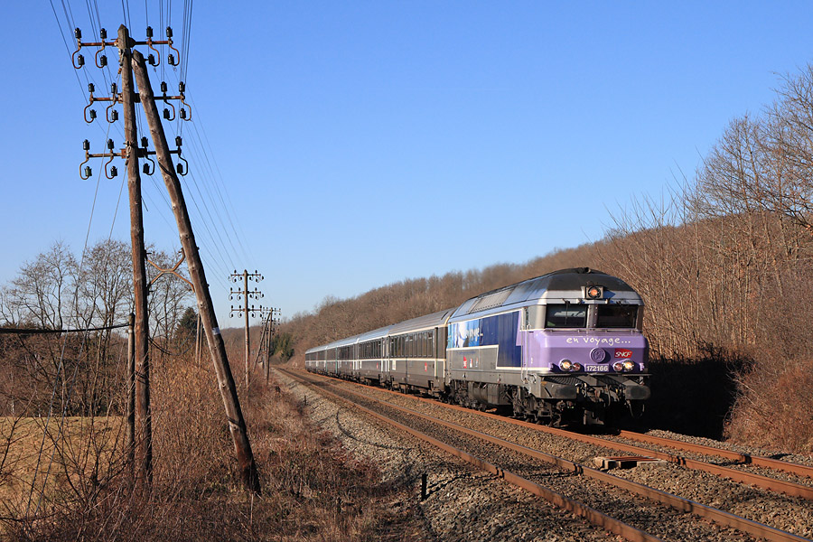 La CC 72166 et le 1039, roulant sur l'erre, se préparent à rentrer dans le département du territoire de Belfort.