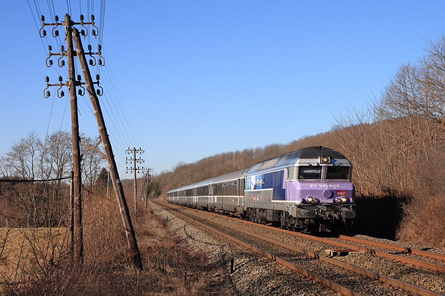 La CC 72166 et le 1039, roulant sur l'erre, se pr&eacute;parent &agrave; rentrer dans le d&eacute;partement du territoire de Belfort.