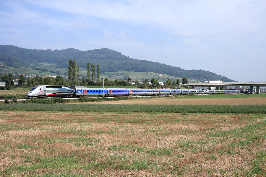 Deux rames POS, dont celle avec les motrices "championnes" du monde de vitesse sur rail, traversent la campagne suisse en se dirigeant vers Basel SBB puis Paris-Est.