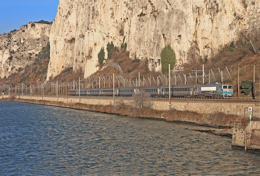 La 7340 décorée En Voyage et son TER Lyon Part-Dieu - Marseille Saint-Charles passent dans le défilé de Donzère au niveau du pont du Robinet.