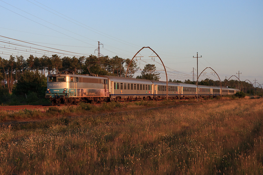 Apr&egrave;s avoir assur&eacute; le train N&deg; 866659 Bordeaux - Hendaye et faisant suite &agrave; un mouvement social, la BB 9318 et sa rame rentrent vers le d&eacute;p&ocirc;t bordelais en W et en sillon derni&egrave;re minute.