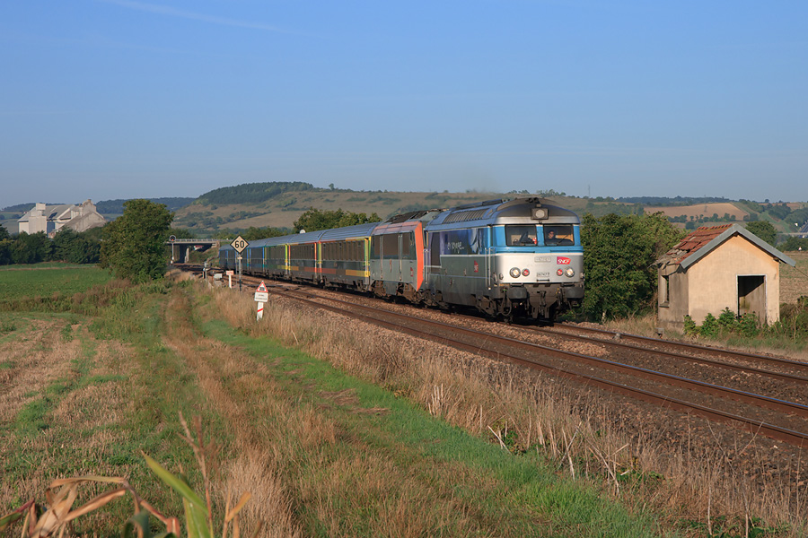 Suite à des travaux sur la voie paire entre Vichy et Riom, la BB 67477 est en charge de la traction du Téoz détouné par Gannat. C'est la BB 26004 qui est en véhicule jusqu'à St Germain des Fossés.