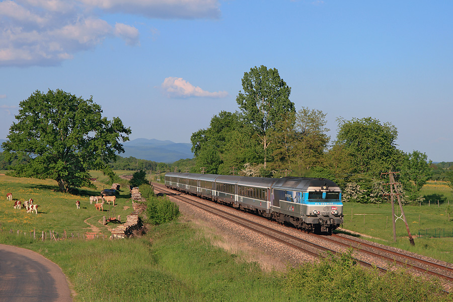 C'est le dernier train dans le sens pair au d&eacute;part du grand est vers la capitale qui se pr&eacute;sente devant l'objectif sous un beau soleil d&eacute;clinant illuminant la campagne de la Haute-Sa&ocirc;ne.