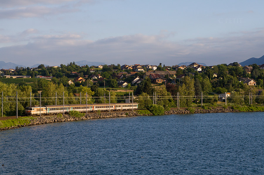 Le TER 17582 Saint-Gervais-les-Bains-le-Fayet - Lyon-Perrache longe la courbe de Gr&eacute;sine, au bord du lac Du Bourget. La BB 22404 est en charge du train.
