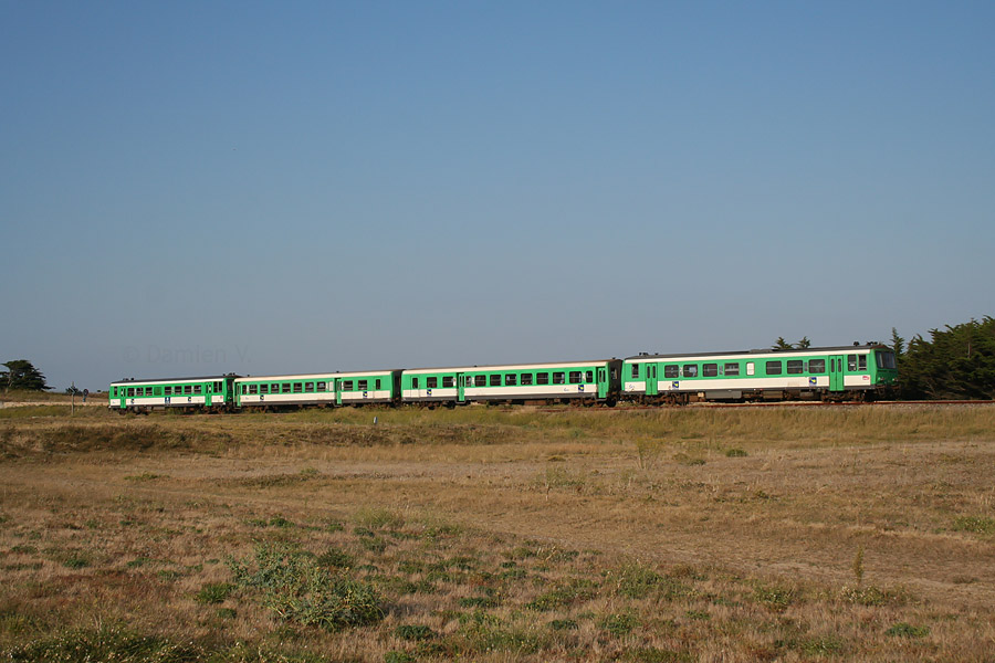 Accusant un retard de pr&egrave;s de 40 minutes, le TER "Tire-Bouchon" 855130, compos&eacute; des X 2114 + XR 6165 + XR 6167 + X 2109, file vers Auray et s'appr&ecirc;te &agrave; desservir la halte de L'Isthme.