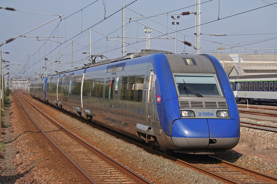 La Z 21563/21564 et une homologue assurent le TER 13894 Quimper - Redon, vu ici &agrave; la sortie de la gare de Quimper.