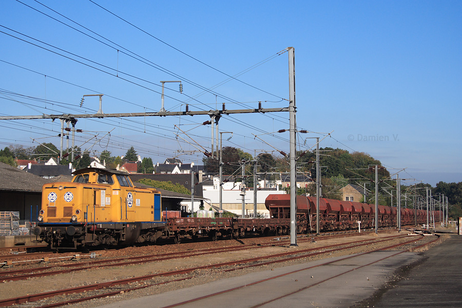 Le V211 N&deg;0055 passe en gare de Quimperl&eacute; avec une rame de tr&eacute;mies vides, en provenance du chantier de RVB de la ligne Quimper - Landerneau.