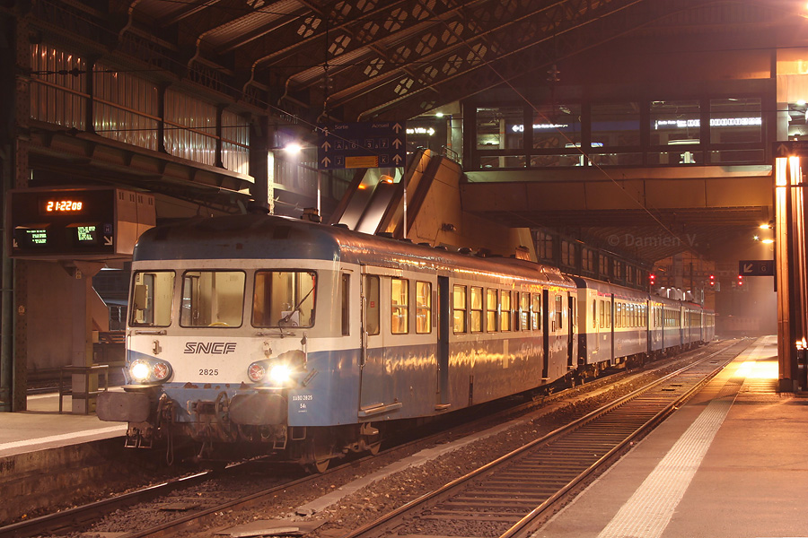 Les moteurs MGO rugissent sous la marquise de Lyon-Perrache : les X 2825 et 2807 encadrant trois XR 6000 attendent leur d&eacute;part pour Bourg-en-Bresse, au TER 887420.