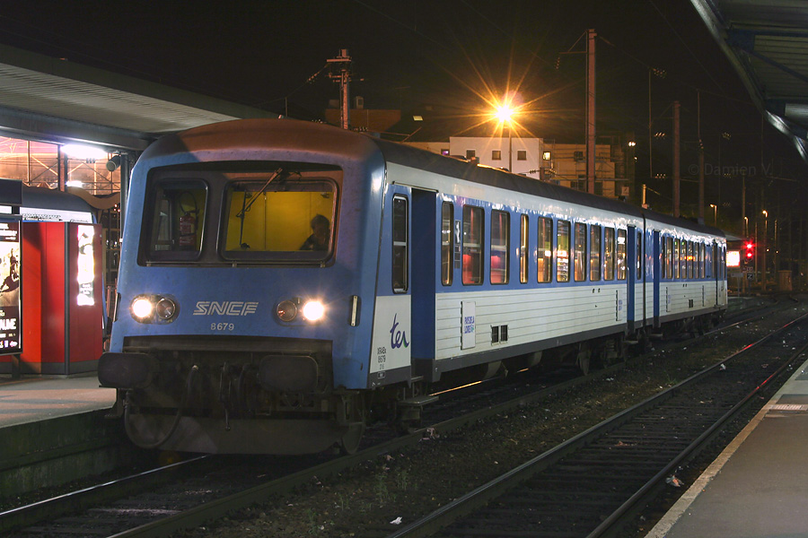Le X 4676, stationn&eacute; &agrave; quai en gare de Nantes, attend l'ouverture du signal en direction du faisceau remisage.