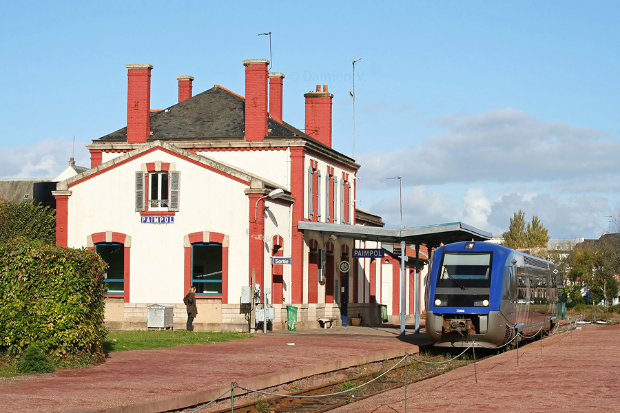 L'X 73583, lou&eacute; par la CFTA, assure le TER 855424 &agrave; destination de Guingamp ; il est vu ici attendant son heure de d&eacute;part, en gare de Paimpol.
