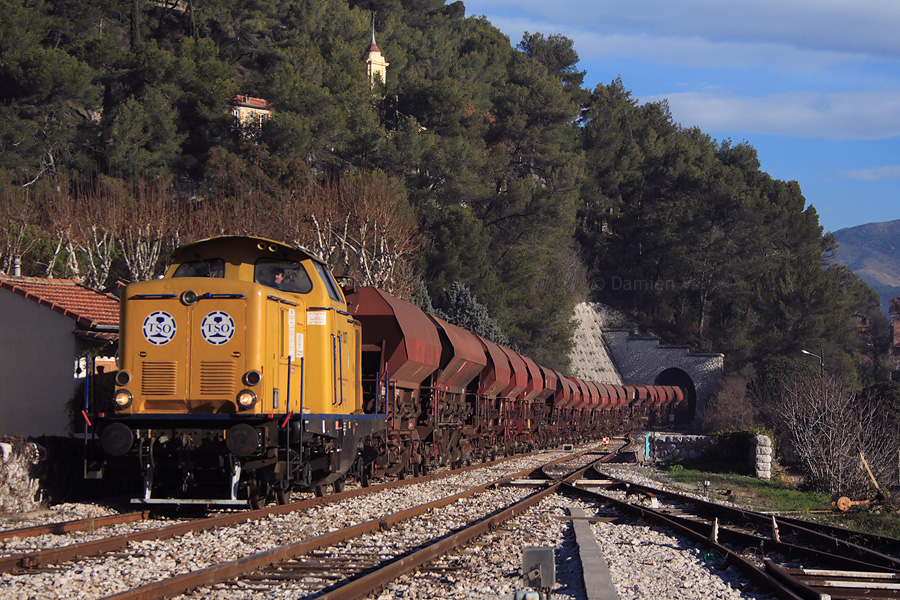 Après avoir déchargé 1000 tonnes de ballast sur la voie unique, dans le cadre du renouvellement de voies de la ligne Nice - Breil-sur-Roya, le V211 n°0071 de TSO redescend, sous marche indéterminée, une rame de trémies vides, avec trois autres V211 en pousse.