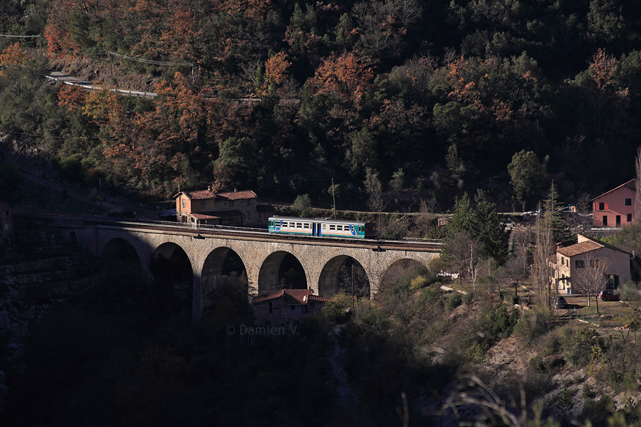 Vue d'un ALn 663 franchissant la Bévéra, quelques minutes après son arrêt à Sospel, alors qu'il assure le TER 881303 de L'Escarène à Breil-sur-Roya. Les numéros ont été modifiés suite à l'interruption de la circulation entre Drap-Cantaron et L'Escarène, pour cause de renouvellement de voies. Ce train continuera sur Cuneo dans la marche du 22950.