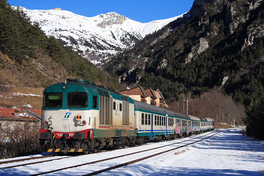 Le train r&eacute;gional 22977 Cuneo - Taggia Arma est assur&eacute; les dimanches et f&ecirc;tes italiennes en D445 + rame tract&eacute;e. Le convoi est vu ici entrant en gare de Vievola, glissant sur un fin manteau neigeux.