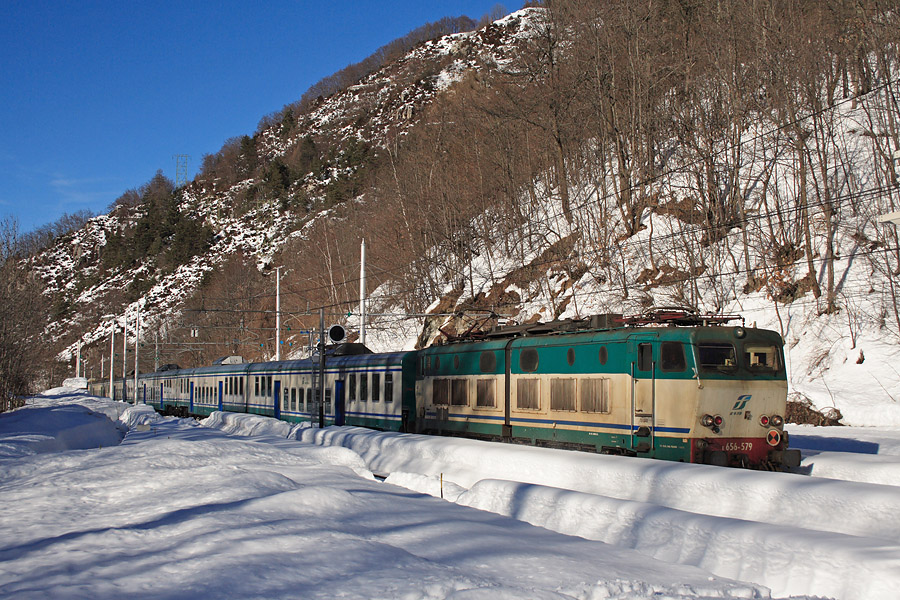 Arriv&eacute;e dans la neige, &agrave; Limone, de la E 656-579 en t&ecirc;te d'une rame r&eacute;versible. Elle vient d'assurer le train r&eacute;gional 20155 en provenance de Cuneo.