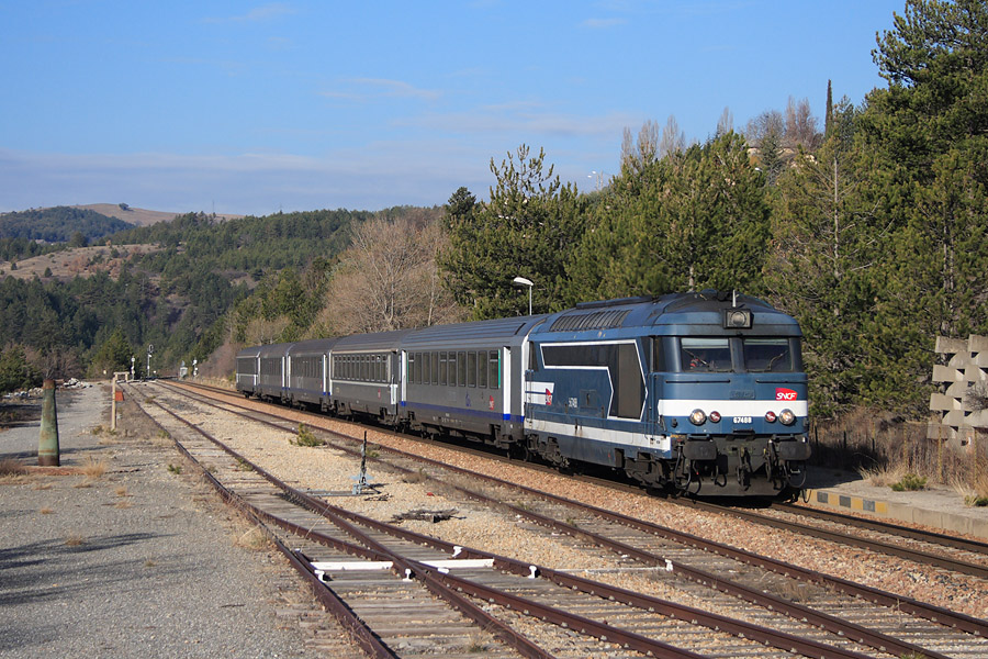 Le W 735313, constitu&eacute; du BB 67488 et de 5 voitures Corail, franchit sans arr&ecirc;t la gare de Savines, et se dirige sur Brian&ccedil;on, d'o&ugrave; il assurera un train en service commercial.