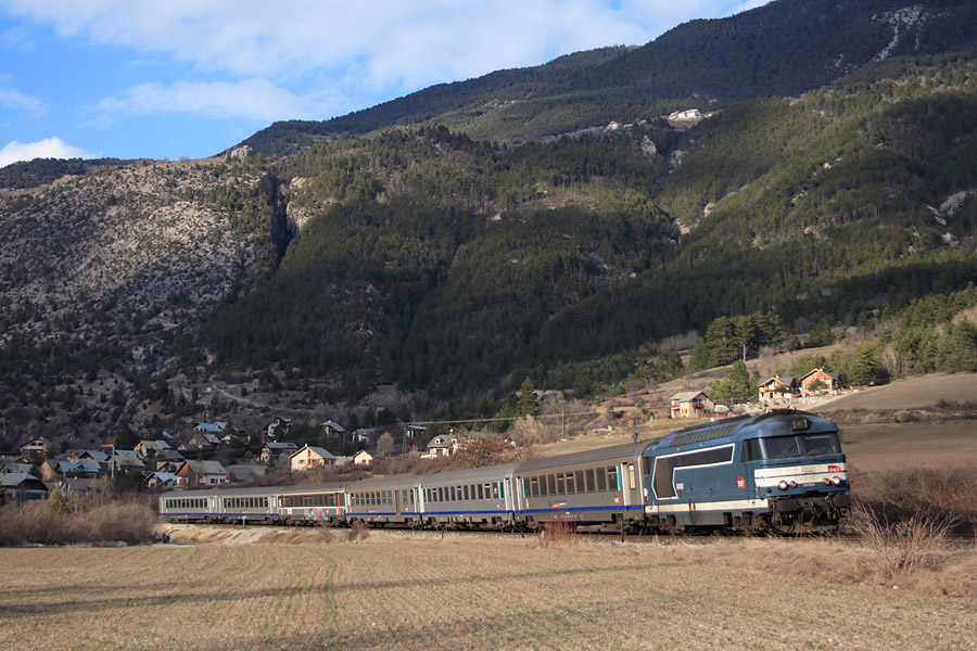 Emmen&eacute; par le BB 67497, le TER 17360, reliant Brian&ccedil;on &agrave; Valence-Ville, passe dans les champs &agrave; hauteur de St-Cr&eacute;pin.