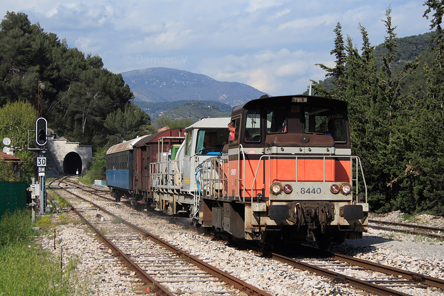 Sous la marche 813638, le train d&eacute;sherbeur r&eacute;gional, emmen&eacute; par le locotracteur Y 8440, entre en gare de Drap-Cantaron. Il effectue une tourn&eacute;e Breil-sur-Roya - Nice.