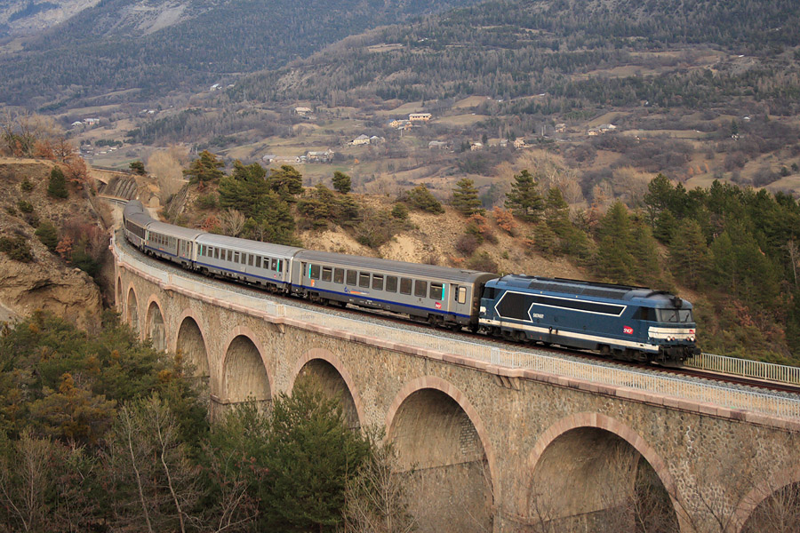 Le BB 67497 et ses six voitures Corail franchissent le Viaduc du Bramafan, avec le TER 17360 Brian&ccedil;on - Valence-Ville.