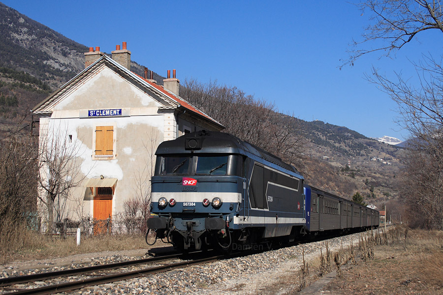 Passage devant la gare d&eacute;saffect&eacute;e de St-Cl&eacute;ment-sur-Durance, du TER 885688, compos&eacute; du BB 67384 et d'une RRR quadricaisse r&eacute;nov&eacute;e Rh&ocirc;ne-Alpes, &agrave; destination de Grenoble.