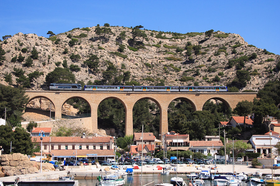 Assurant le TER 879740 reliant Marseille &agrave; Miramas, via la ligne de la C&ocirc;te Bleue, le BB 67405 est vu ici en t&ecirc;te d'une RRR r&eacute;nov&eacute;e PACA, sur le viaduc dominant le petit port de La Redonne.