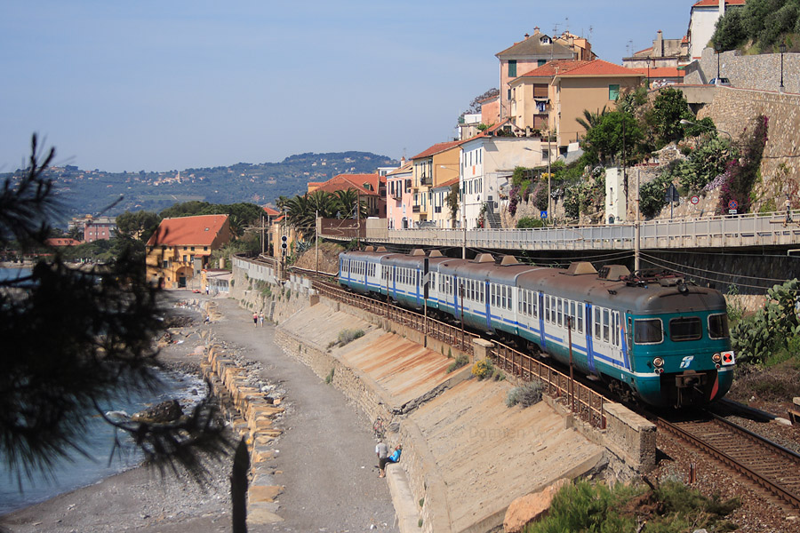 Assurant le "Regionale" 6229 reliant Ventimiglia &agrave; Savona, l'automotrice ALe801 040 est vue ici longeant la plage de Cervo.
