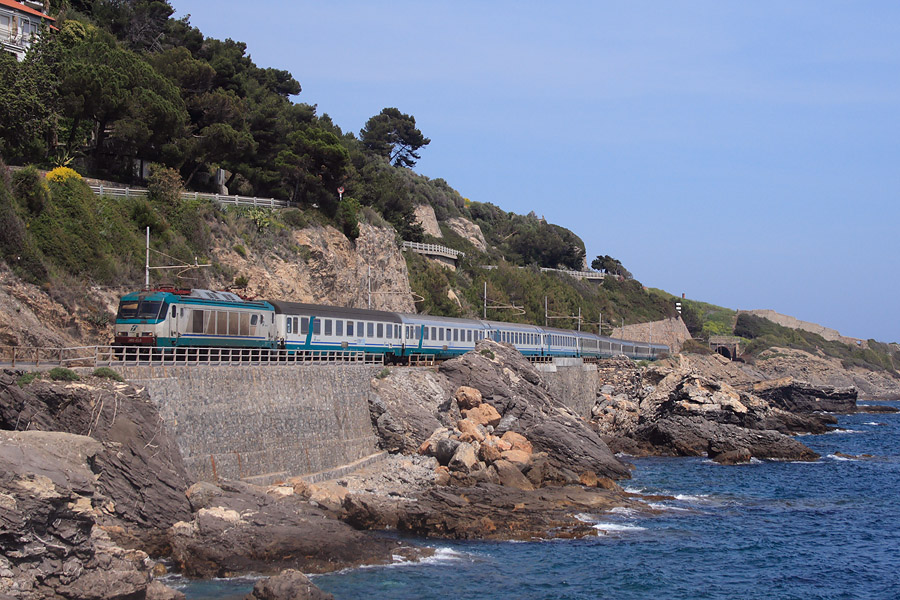 Circulant avec près de 15 minutes de retard, le train EuroCity 144 assurant la liaison Milan - Nice est vu ici à Cervo, sur la côte Ligure.