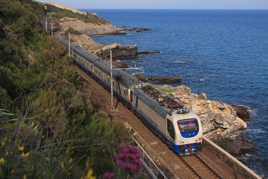 Passage &agrave; Cervo, sur la c&ocirc;te Ligure, de la rame de mesures "Archim&egrave;de", circulant pour RFI (Rete Ferroviaria Italiana), entre Genova-Brignole et Ventimiglia, sous la marche 36040, avec pr&egrave;s de 4 heures de retard !