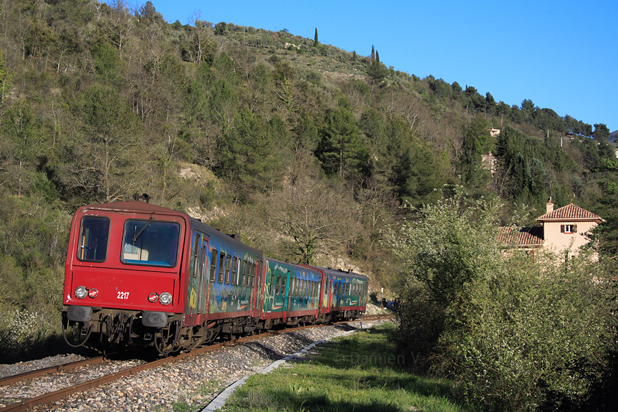 Le TER 22952, compos&eacute; des X 2215, XR 6014 et X 2217, et effectuant la liaison Cuneo - Nice-Ville, est vu ici quelques instants apr&egrave;s son d&eacute;part de L'Escar&egrave;ne, au d&eacute;but d'une pente de 25 mm/m.