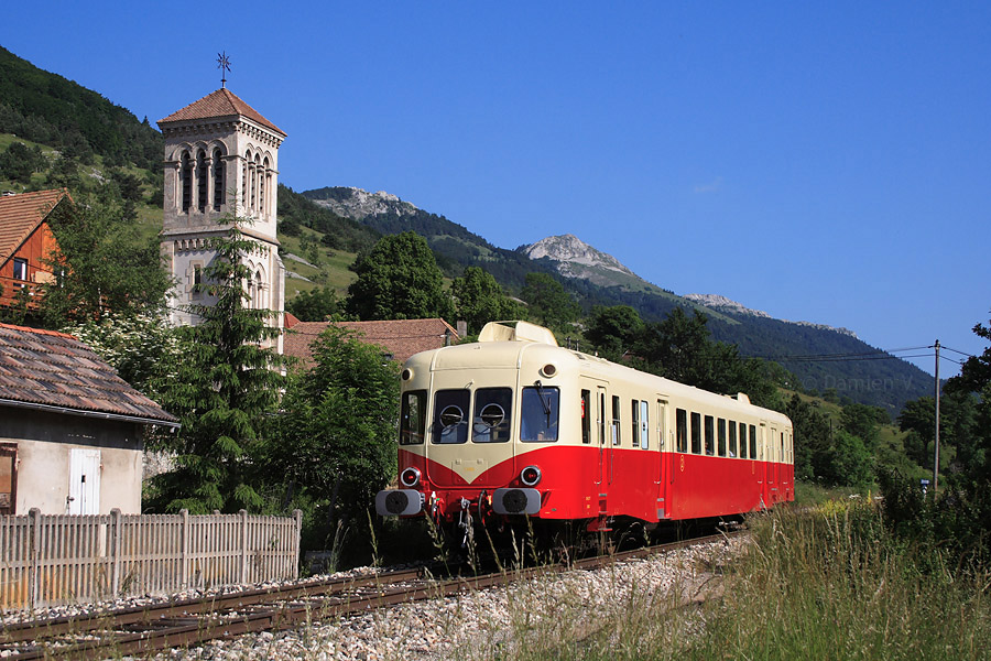 Apr&egrave;s avoir crois&eacute; un TER en gare de Lus-la-Croix-Haute, l'X 2403 reprend sa marche vers Monestier-de-Clermont et passe ici devant le petit village des Lussettes.
