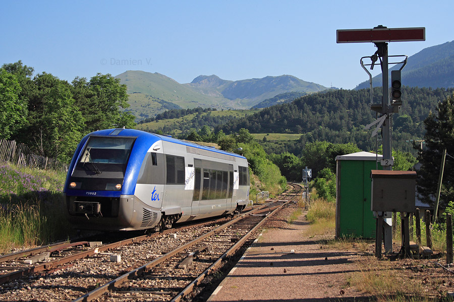 Alors qu'il assure le TER 885601 Grenoble - Gap, l'ATER X 73802 entre en gare de Lus-la-Croix-Haute, et s'appr&ecirc;te &agrave; y croiser l'autorail X 2403 effectuant un circuit sp&eacute;cial photo de trois jours &agrave; travers les Alpes.