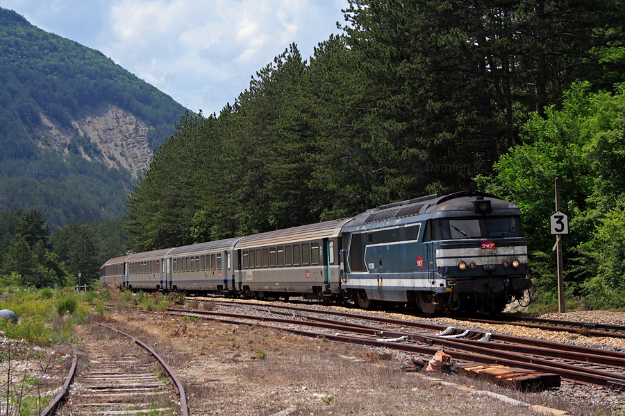 Le TER 17357 Lyon-Part-Dieu - Brian&ccedil;on, emmen&eacute; par le BB 67360 et accusant un retard d'environ 15 minutes, traverse la gare de Beauri&egrave;res. Il y croise l'autorail X 2403 effectuant un circuit photo de trois jours sur les lignes de "l'&eacute;toile de Veynes".