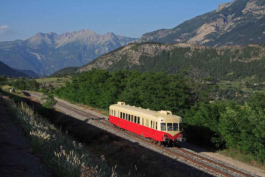 Peu après son arrêt-photo sur le Viaduc du Bramafan, l'autorail X 2403 est vu ici du côté de Châteauroux-les-Alpes, continuant sa marche vers Briançon.