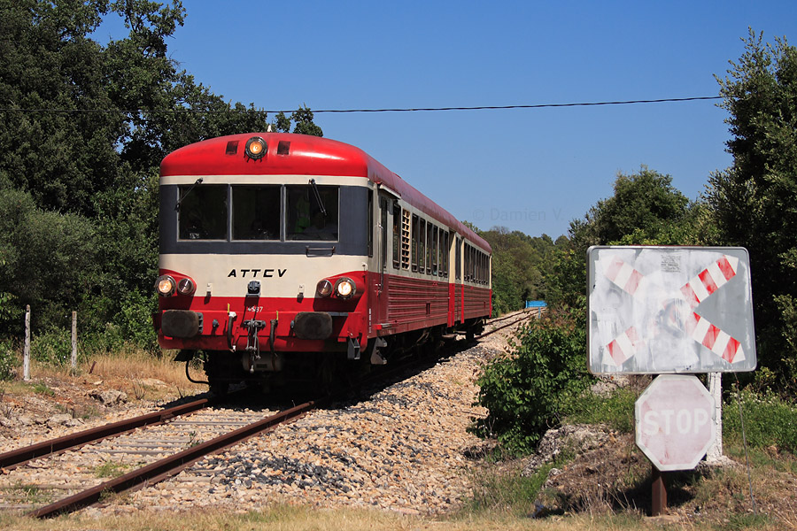 Effectuant la marche de l'apr&egrave;s-midi de Carnoules Les-Platanes &agrave; Brignoles, l'X 4567 est vu ici au franchissement d'un passage &agrave; niveau non gard&eacute;, du c&ocirc;t&eacute; de Besse-sur-Issole.