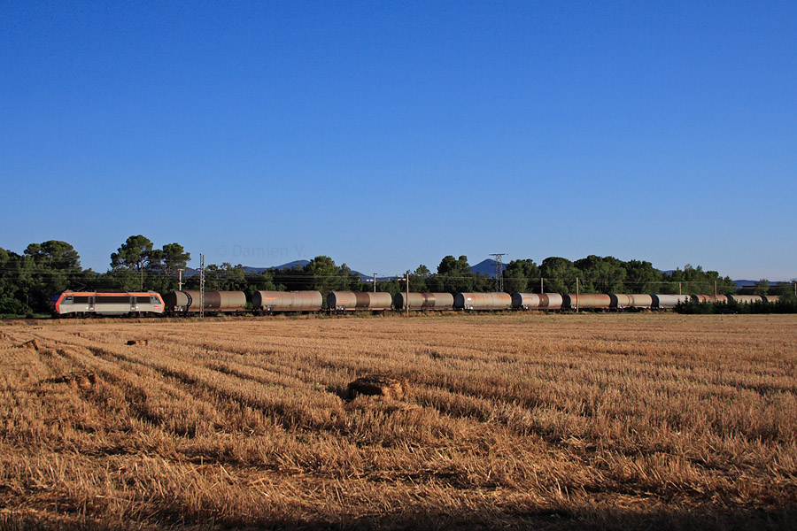 Vue au Cannet-des-Maures de la BB 26134 en t&ecirc;te d'un train complet de citernes, sous la marche 48351 Miramas - Ventimiglia.