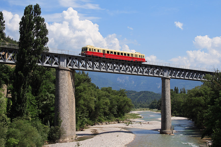 L'X 2403 passe sur le Viaduc de Pontaix, enjambant la Dr&ocirc;me, lors de sa marche n&deg;22168 Veynes - Livron - Marseille.
