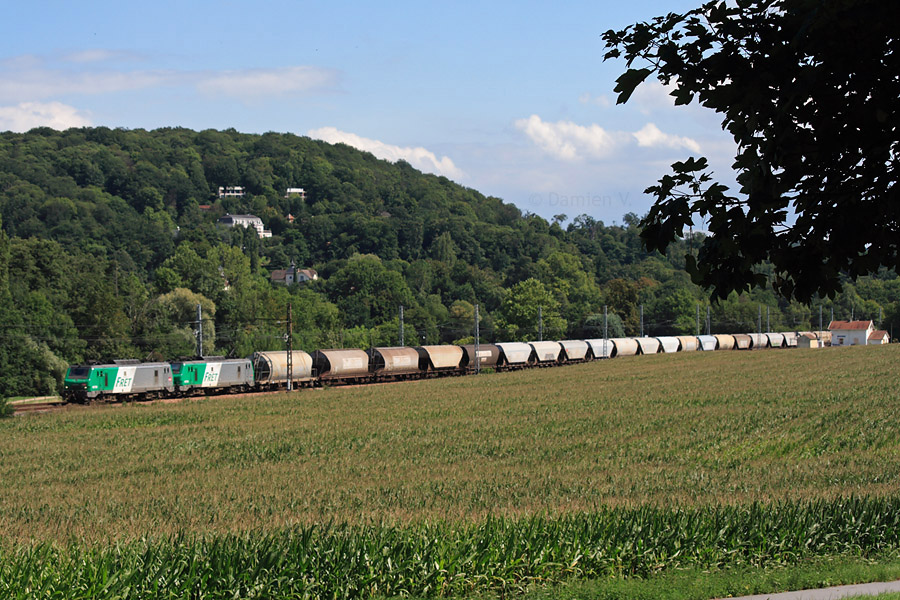 Reliant Valenton &agrave; Trappes, le train MA100 N&deg; 72311, compos&eacute; de l'UM BB 27128 - BB 27124 et d'une rame de wagons tr&eacute;mies, est vu ici sur la Grande Ceinture, au lieu-dit Vauboyen, avec deux heures d'avance sur son horaire.